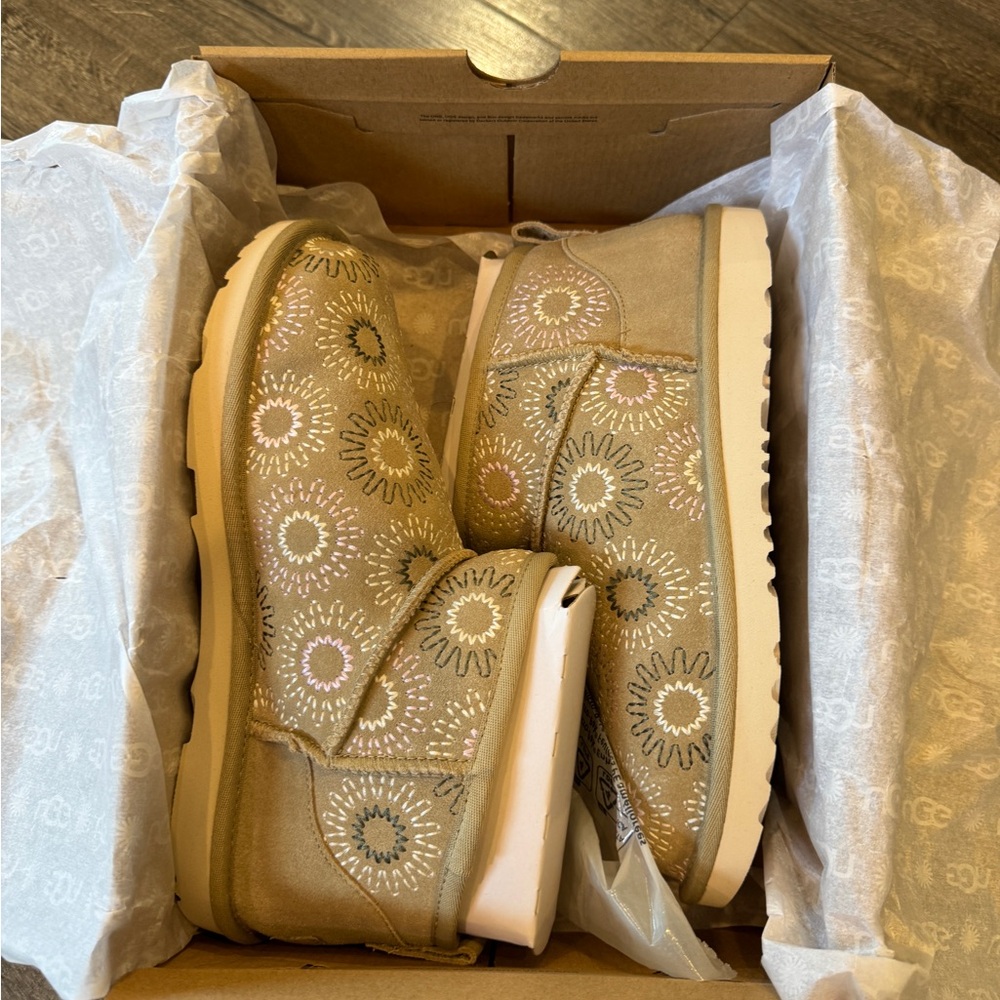 Kids' Classic Ultra Mini Sun Stitch Boot UGG - NEW